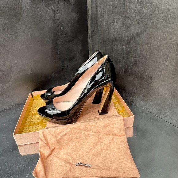 Miu Miu Black Patent Leather Curved Heel Open Toe Vernice Platform PumpsResort 2 - Picture 11 of 15